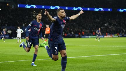 Kylian Mbappé célèbre son but avec le PSG contre la Real Sociedad en huitièmes de finale aller de Ligue des champions, le 14 février 2024, au Parc des Princes. (JOSE BRETON / AFP)