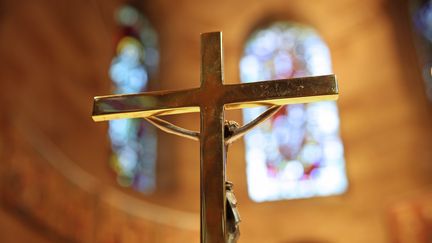 Un crucifix sur l'autel d'une église, à Strasbourg. (JEAN-MARC LOOS / MAXPPP)