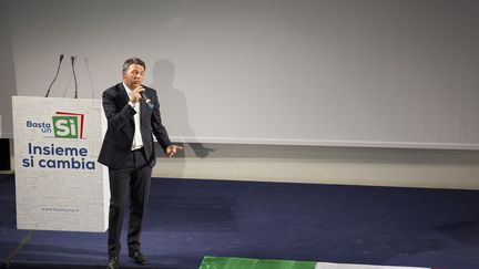 Matteo Renzi en campagne pour le oui à Naples, le 1er décembre 2016. (STRINGER / ANADOLU AGENCY)