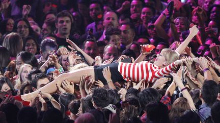 C'est officiel, les plan&egrave;tes ont craqu&eacute;. M&ecirc;me la tr&egrave;s sage Taylor Swift en fait les frais. D&eacute;guis&eacute;e en "Charlie", la chanteuse country s'est livr&eacute;e &agrave; un stage diving de folie lors des MTV VMA. (MARIO ANZUONI / REUTERS)