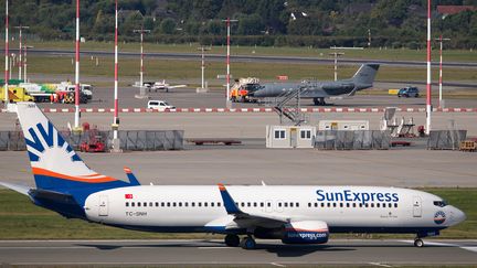 Un avion atterrit &agrave; l'a&eacute;roport d'Hambourg avec un patient allemand atteint d'Ebola &agrave; bord, le 27 ao&ucirc;t 2014. (AXEL HEIMKEN / DPA)