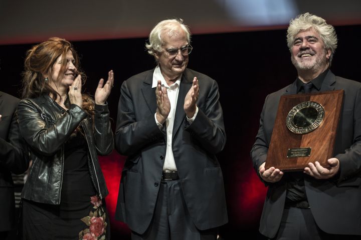 Pedro Almodovar reçoit le prix Lumière en 2014, applaudi par&nbsp;Agnès Jaoui et&nbsp;Bertrand Tavernier. (JEAN-PHILIPPE KSIAZEK / AFP)