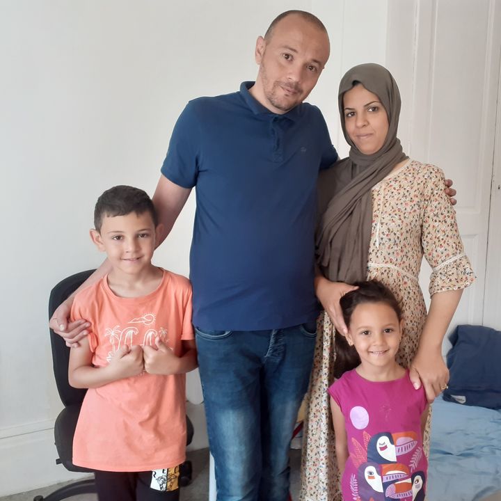 Miloud, Raouia et leurs deux enfants dormaient dans la rue avant d'être accueillis dans le bâtiment du collectif Solidarité entre femmes de la rue. (MATHILDE ANSQUER / RADIO FRANCE)