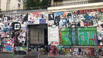 La déclaration préalable de travaux est déjà en place sur la façade du 5 bis rue de Verneuil, à Paris. (YANN BERTRAND / RADIO FRANCE)