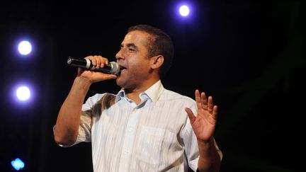 Le chanteur de ra&iuml; Cheb Mami sur sc&egrave;ne, le 5 juillet 2011 &agrave;&nbsp;Sidi-Fredj, pr&egrave;s d'Alger (Alg&eacute;rie). (FAROUK BATICHE / AFP)