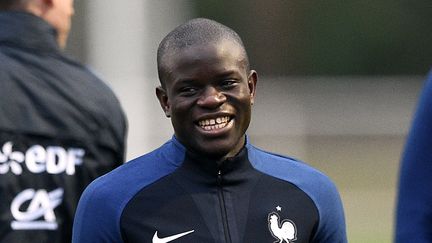 Le milieu de terrain de l'équipe de France N'Golo Kanté lors d'un entraînement à Clairefontaine (Yvelines), le 21 mars 2016. (FRANCK FIFE / AFP)