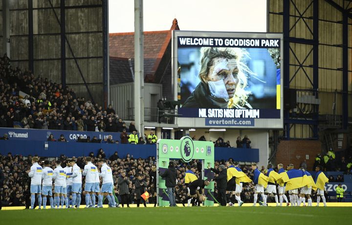 Le soutien des joueurs d'Everton et de Manchester City, lors du match de Premier League entre les deux équipes, le 26 février 2022. (OLI SCARFF / AFP)