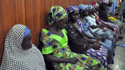 Des lyc&eacute;ennes qui se sont &eacute;chapp&eacute;es apr&egrave;s avoir &eacute;t&eacute; enlev&eacute;es par la secte&nbsp;Boko Haram, &agrave; Maiduguri (Nigeria), le 2 juin 2014. (AFP)