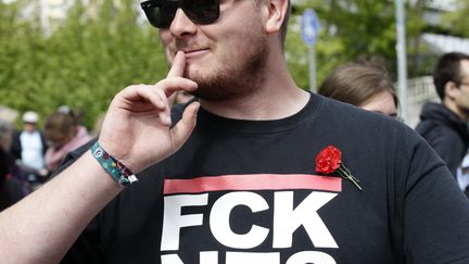 Un militant anti-nazi manifeste&nbsp;&agrave; Rostock (Allemagne). (TOBIAS SCHWARZ / REUTERS)