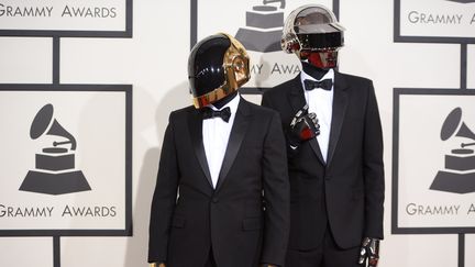 Le groupe Daft Punk, le 26 janvier 2014 à la cérémonie des Grammy Awards, à Los Angeles. (ROBYN BECK / AFP)