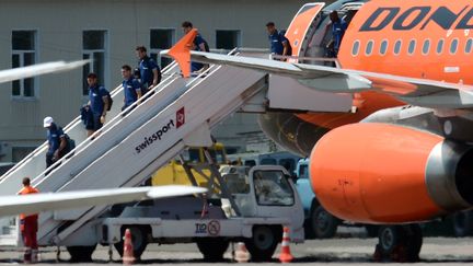 Les joueurs de l'Equipe de France &agrave; leur descente d'avion &agrave; Kiev (Ukraine), le 18 juin 2012. (FRANCK FIFE / AFP)