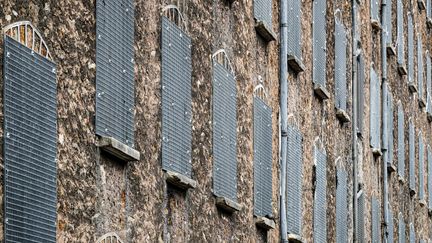 Les fenêtres grillagées des cellules de la prison de Fresnes, en banlieue parisienne, le 3 juillet 2020. (JOEL SAGET / AFP)