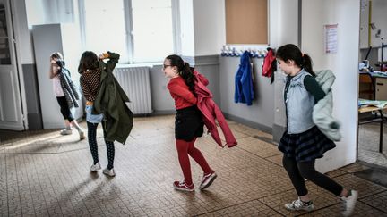 Des enfants de soignants&nbsp;au sein de&nbsp;l'ensemble scolaire Eugène Napoléon (Paris), le 30 avril 2020. (STEPHANE DE SAKUTIN / AFP)