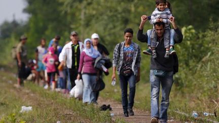 &nbsp; (Les migrants longent la voie ferrée à la frontière serbo-hongroise près du village de Roszke © REUTERS/Laszlo Balogh)