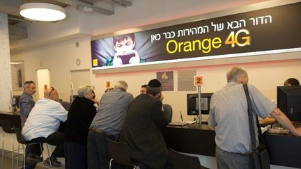 Jérusalem (Israël), le 4 juin 2015.Clients israéliens dans une boutique de l'opérateur de téléphonie Partner, filiale d'Orange.
 (AFP PHOTO/MENAHEM KAHANA)