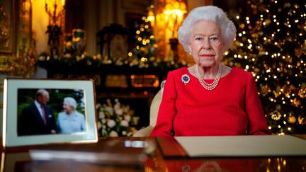 La reine Elizabeth II pose pendant l'enregistrement de ses vœux de Noël, le 23 décembre 2021, au château de Windsor (Royaume-Uni). (AFP)