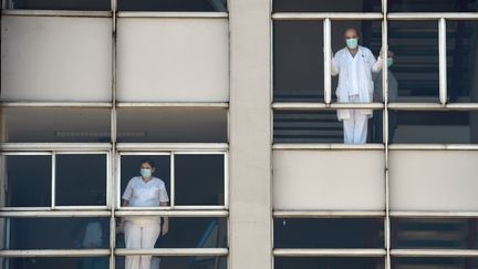 Des soignants espagnols de l'hôpital universitaire de La Corogne, en Espagne (illustration), le 26 mars 2020. (MIGUEL RIOPA / AFP)