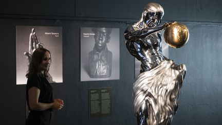 "La Statue impossible", œuvre créée par l'IA et inspirée par cinq grands maîtres, exposée au musée de la technologie de Stockholm (Suède), le 9 juin 2023. (JONATHAN NACKSTRAND / AFP)