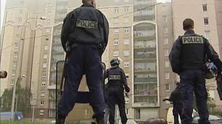 Des officiers de police en face d'une cité. (France2)