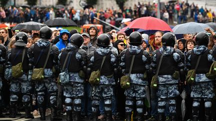 Des forces de l'ordre font face à une manifestation d'opposants, le 10 août 2019 à Moscou. (ALEXANDER VILF / SPUTNIK / AFP)