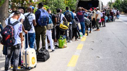 Environ 850 demandeurs d'asile quittent le camp de Lesbos (Grèce), le 5 octobre 2020. (VANGELIS PAPANTONIS / ANA-MPA)