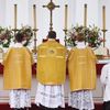 Une messe organisée par la Fraternité sacerdotale Saint-Pie-X est célébrée à Paris, le 1er juin 2009. (GODONG / ROBERT HARDING HERITAGE / AFP)