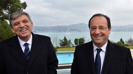 Les pr&eacute;sidents turc et fran&ccedil;ais, tout sourire, le 28 janvier 2014, &agrave; Istanbul (Turquie). (TURKISH PRESIDENCY PRESS OFFICE / AFP)