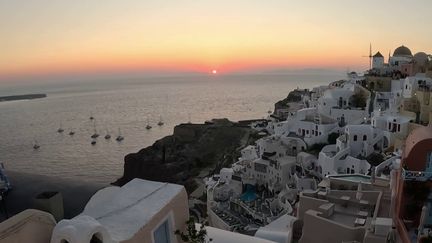 Île des cyclades (Grèce) prisée des touristes, Santorin jouit d'une notoriété sans pareille grâce aux réseaux sociaux. Pour profiter de ses couchers de soleil, les touristes et une clientèle plus aIsée sont prêts à tous les compromis, que ce soit en confort sacrifié ou en dépenses. (France 2)