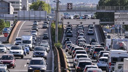 Des voitures sur l'autoroute A7, le 31 juillet 2021. (PHILIPPE DESMAZES / AFP)