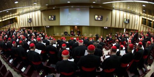 Les cardinaux se sont réunis à la Cité du Vatican, le 4 mars 2013. ( AFP PHOTO / Osservatore Romano / HO)