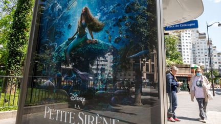 Affiche du film Disney "La petite sirène" à Paris (RICCARDO MILANI / HANS LUCAS / HANS LUCAS VIA AFP)