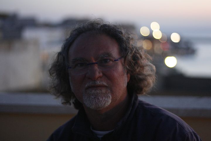 Simone D'Ippolito devant le port de Lampedusa, en Italie, le 21 octobre 2015. (GAEL COGNE / FRANCETV INFO)