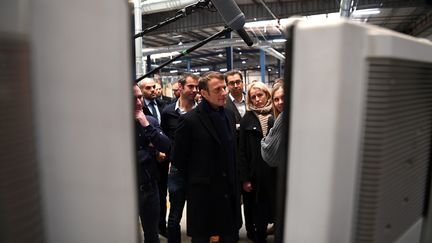 Le président de la République Emmanuel Macron rencontre d'anciens salariés de Whirlpool désormais au chômage à Amiens, le 22 novembre 2019. (CHRISTOPHE ARCHAMBAULT / AFP)