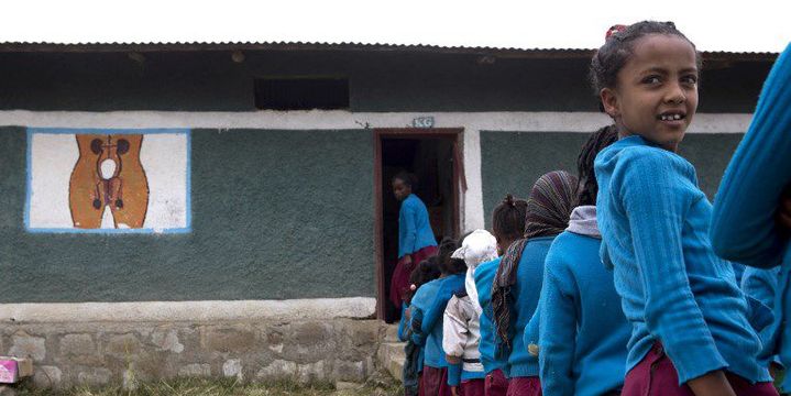 Des élèves éthiopiennes à l'entrée d'une école primaire qui applique le programme de l'Unicef de sensibilisation sur les menstruations (octobre 2017).  (Zacharias ABUBEKER / AFP	)