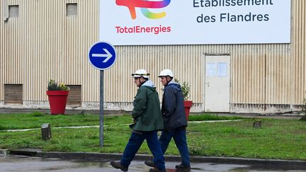 Des salariés de TotalEnergies marchent devant le dépôt de Mardyck (Nord), le jeudi 13 octobre 2022. (DENIS CHARLET / AFP)