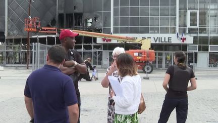 Après les affrontements qui ont eu lieu dans plusieurs villes dans la nuit de mercredi 29 juin, faut-il instaurer un couvre-feu ? Certaines villes ont déjà pris leurs dispositions comme Clamart, Neuilly-sur-Marne ou Compiègne où un couvre-feu a été décrété jusqu’à lundi. (franceinfo)