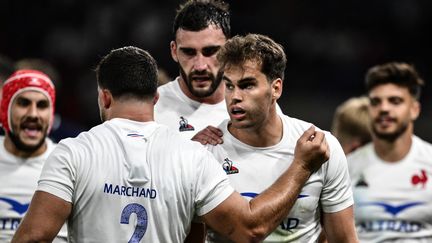 Damian Penaud et ses coéquipiers du XV de France face à l'Ecosse, à Saint-Etienne, le 12 août 2023. (JEFF PACHOUD / AFP)