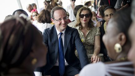 Fran&ccedil;ois Hollande avec sa compagne Val&eacute;rie Trierweiler, lors d'un d&eacute;placement &agrave; Mayotte, le 31 mars 2012. (FRED DUFOUR / AFP)