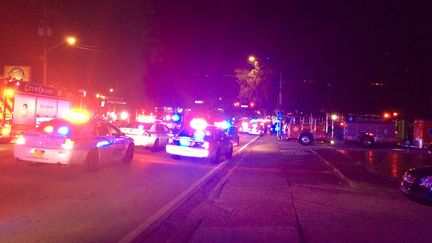 Des voitures de police devant le Pulse, une&nbsp;discothèque gay d'Orlando (Floride) où 49 personnes ont été tuées le 12 juin 2016. (ORLANDO POLICE DEPARTMENT / AFP)