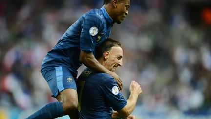 Franck Rib&eacute;ry, homme du match contre la Bi&eacute;lorussie, f&eacute;licit&eacute; par Patrice Evra lors de la rencontre, disput&eacute;e au Stade de France, le 11 septembre 2012. (FRANCK FIFE / AFP)