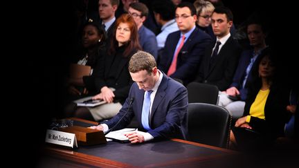 Mark Zuckerberg, fondateur et PDG de Facebook, lors de son audition par le Sénat américain, le 10 avril 2018. Le plus important réseau social au monde a été plongé dans la tourmente après avoir laissé la société Cambridge Analytica accéder aux données personnelles de 87 millions de ses utilisateurs à des fins politiques. (JIM WATSON / AFP)