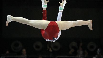 L'Autrichienne Elisa Haemmerle aux barres asym&eacute;triques lors des qualifications pour les championnats d'Europe de gymnastique artistique &agrave; Bruxelles (Belgique), le 10 mai 2012. (FRANCOIS LENOIR / REUTERS)