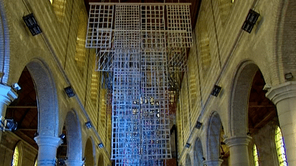 La nef de l'église de Bourbourg baignée par la luminosité de la Robe-Cathédrale créée par Carole Simard-Laflamme 
 (France 3 / Culturebox)