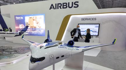 Le stand d'Airbus au salon aéronautique de Dubaï, aux Emirats arabes unis, le 14 novembre 2021. (GIUSEPPE CACACE / AFP)