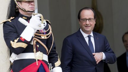 Le pr&eacute;sident de la R&eacute;publique, Fran&ccedil;ois Hollande, sur le perron de l'Elys&eacute;e, le 1er juillet 2014. (CHRISTOPHE MORIN / MAXPPP)