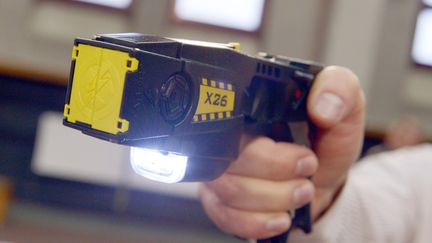 Un modèle de Taser réservé aux professionnels de la sécurité, plus gros que celui qui sera commercialisé pour les particuliers aux Etats-Unis. (RAINER JENSEN / DPA / AFP)