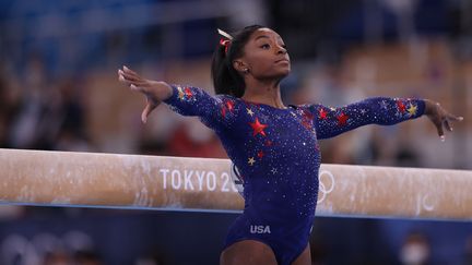 La gymnaste américaine Simone Biles prend part aux&nbsp;épreuves de qualification lors des Jeux olympiques de Tokyo, au Japon, le 25 juillet 2021. (KUNIHIKO MIURA / YOMIURI / AFP)