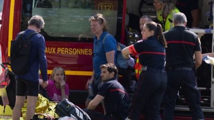 Dans la matinée du jeudi 8 juin, à Annecy, en Haute-Savoie, un homme armé d'un couteau a attaqué des enfants dans une aire de jeux. Le bilan, pour le moment, est de quatre enfants blessés, dont deux ont leur pronostic vital engagé. Une personne âgée est aussi gravement blessée. L'assaillant, interpellé, avait sur lui une carte d'identité syrienne. (France 2)