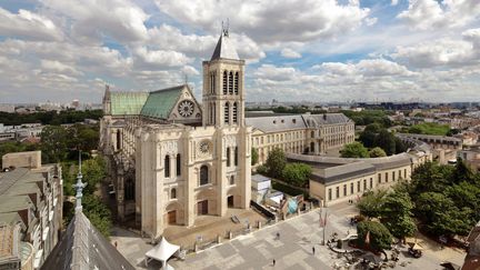 Vue aérienne de la façade ouest de la basilique Saint-Denis, restaurée en 2015,&nbsp;mais toujours privée de sa tour nord,&nbsp;démontée au XIXe siècle à la suite d'une tempête (MANUEL COHEN / AFP)