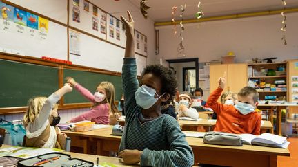 Covid-19 : bientôt la fin du masque pour certains élèves de primaire